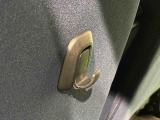 運転席&助手席の背面についたユーティリティフックには荷物がサッと掛けられます。