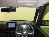 ドライバー目線で、使いやすく安全操作性と良好な視界を実現した運転席です。