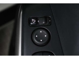 狭い場所も苦になりません。電動格納ドアミラー装備。