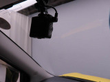 【アイドリングストップ】赤信号や渋滞で停車した際にエンジンを停止し、無駄な燃料の消費を抑えます。燃費向上や環境保護につなげる機能♪エンジンはブレーキを離せば再始動します。