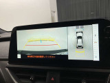 バックカメラの他に上から見下ろしたような画像が見れるアラウンド(全方位)モニター。前後左右を把握できる、すごい機能が装備されています!