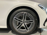 ダイナミックなスタイリングにメルセデスロゴをあしらったブレーキキャリパーが卓越した走りのパフォーマンスを主張。