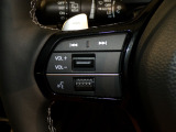 【ステアリングリモコン】ステアリングにオーディオ調節可能なスイッチが装備されていますので運転中でも視線をそらさずにオーディオの調節が可能です!