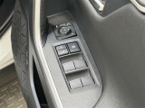 【パワーウィンドウ集中スイッチ】運転席のパワーウィンドスイッチ位置には運転以外の窓の開閉・ロック機能も付いています