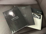 メンテナンスノート、取扱説明書ですね。 車の情報が凝縮されています。 車の整備記録が記載されている大事な物ですよ。