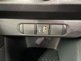 充電用USB端子付き。スマートフォンなどの充電に便利です。