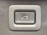 【パワーバックドア】スマートキーや運転席のボタンを押すだけでリアゲートが自動で開閉します!荷物を持っている時や、高い位置にあるバックドアを閉める際に便利な機能です♪