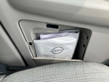 助手席ドアには、普段あまり見ることのない車検証入れなどを収納できるドアポケットを装備しています。