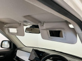 【サンバイザー】車内で身だしなみを整えるためのバニティミラーがセット。お化粧直しや髪型のチェックに活用できます。