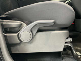 運転席はご自身の適切な運転ポジションへ移動可能なラチェットが付いております。