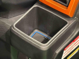運転席埋め込み式カップホルダー(太ボトル600mm収納可能)