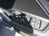 シンプルさと機能性が両立しており、ドイツ車らしい良いインテリアになっています。手の込んだ手法で静かで快適な室内を実現させています。