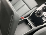 軽く操作するだけで、Audiの精密なメカニズムとドライバーの意思がシンクロし、洗練された走りの始まりを予感させるエレガントなインターフェースです。