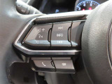 左側ステアリングスイッチ。ステアリングから手を離さずに操作できるので、運転に集中できます。