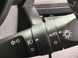 コンライト(オートライト)機能付き。周囲の明るさを感知して、ヘッドライトを自動でON・OFFするので、ヘッドライトの点灯忘れや消し忘れを防止できます。