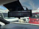 お荷物で後方が見えずらい際には液晶のルームミラーにて後方確認可能です♪勿論通常時は通常の鏡使用も可能です♪