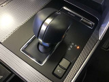 本革のシフトノブです☆質感がよく肌触りも良いため、ついつい手がノブの方向に行ってしまいがちです(笑)