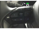 運転中目線を変えずにオーディオの操作ができるステアリングスイッチです