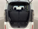 開口部も広く荷物の積み下ろしもしやすいお車となっております。シートの背もたれは5:5の割合で背もたれを可倒でき、前後のシートスライドもできるので荷室をひろげることができます。