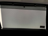 日射しが眩しい時にサッと引き出せるサンシェード装備(2列目)
