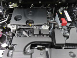 RAV4のエンジンルームです。マツダ正規ディーラーとして、責任を持って整備しお渡しいたします。
