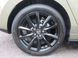 タイヤサイズは215/45R18 89Wです。18インチの純正黒アルミホイールになっております。