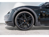 21インチ Cross Turismo Design ホイール搭載です。