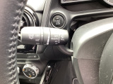 レバーをAUTOの位置にしているとき、レインセンサーが雨を感知すると、雨量に応じてワイパーが自動で作動してくれるオートワイパーを装備!設定変更で非作動にすると、間欠作動に固定されます。