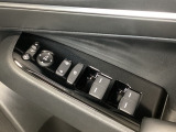 ハンドルの右側に電動格納付きパワーミラーの操作スイッチがついています。左右のサイドミラーの角度調節も微調整ができて便利です。パワーウインドウは運転席でドア4枚とも上下の操作ができるようになっています。