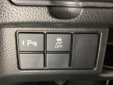 VSA装備車です。VSAはドライバーの操作と車の動きを見守っています。もし車の挙動が乱れたとき、4輪別々にブレーキをかけたり、エンジンパワーをしぼることによって車を安定させます。