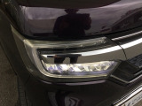 明るく白い光のLEDヘッドライトにより、夜間でも遠くまで見通しやすく、安全性が高まります。
