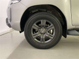 機敏さを引き立てる純正アルミ 265/65 R17 装着!
