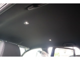 【静電タッチ式LEDルームランプ】ランプ周辺のパネルに軽く触れるだけでLEDが点灯・消灯します!