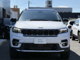 7つのグリルの「セブンスロットグリル」はJEEP車である象徴です。