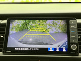 後退時の安全確認をサポートする映像表示機能が搭載されています。周囲の状況を把握しやすく、安心してバック駐車が可能です。