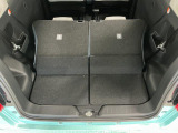 【ラゲージフロア】お客様に気持ち良く乗っていただけるよう、工具を使わず取り外せる部品は全て取り外し清掃しております。シート可動の場合は、シートを動かし裏側まで清掃を行っております。