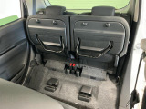 【チップアップシート】座面を跳ね上げて高さののある空間を確保。背の高い荷物などが積みやすくなrます。