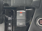 電動ブレーキ&オートホールドでブレーキ力を自動でキープ信号待ちなどの停車時に、ブレーキペダルを踏み続けていなくても自動的にブレーキ力がキープ。ペダルを踏み続けることによる足の疲れを緩和します。