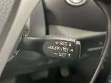 クルーズコントロール機能が付いています。 速度を設定するとアクセルを踏まなくても一定の速度で走ることができます。  高速道路ではとても便利な装置なんです。