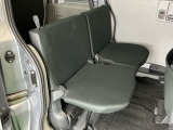 ワンアクションでダイブダウンできるリヤシートは簡単に荷室を広げることができます