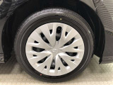 樹脂フルキャップ付き15インチスチールホイール(185/60R15)装着です。