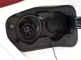運転席後方に充電用差込口があります。