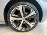 純正アルミホイールを装着。低走行車らしく良好なコンディションを維持しています。