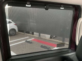 ロールサンシェードで眩しい日差しを遮ってくれると共に、プライバシーの保護もしてくれます☆