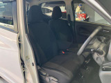 運転席、助手席です。座面も広くゆったりと座れてアームレストも付いているので重宝します。