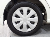ホイールは車のデザインにマッチした専用タイプです。