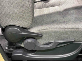 運転席の座面の高さ調整ができるシートリフターが付いてます