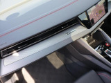Audi正規ディーラーが高品質をお約束。高度な訓練・教育を受けたAudi専任メカニックが、100項目にもおよぶ精密な点検を実施いたします。すべてをクリアしたAudi車だけが、あなたのお手元に届けられるのです。