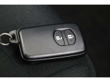 『スマートキー』携帯していれば、ポケットなどから出さなくてもドアの施錠・解錠およびエンジンの始動もできます。