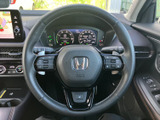 手元にスイッチがまとまり、運転姿勢を大きく変えずに各種操作へアクセスしやすい配置です。メーターや周囲の表示も確認しながら、毎日の運転を便利にサポートします。